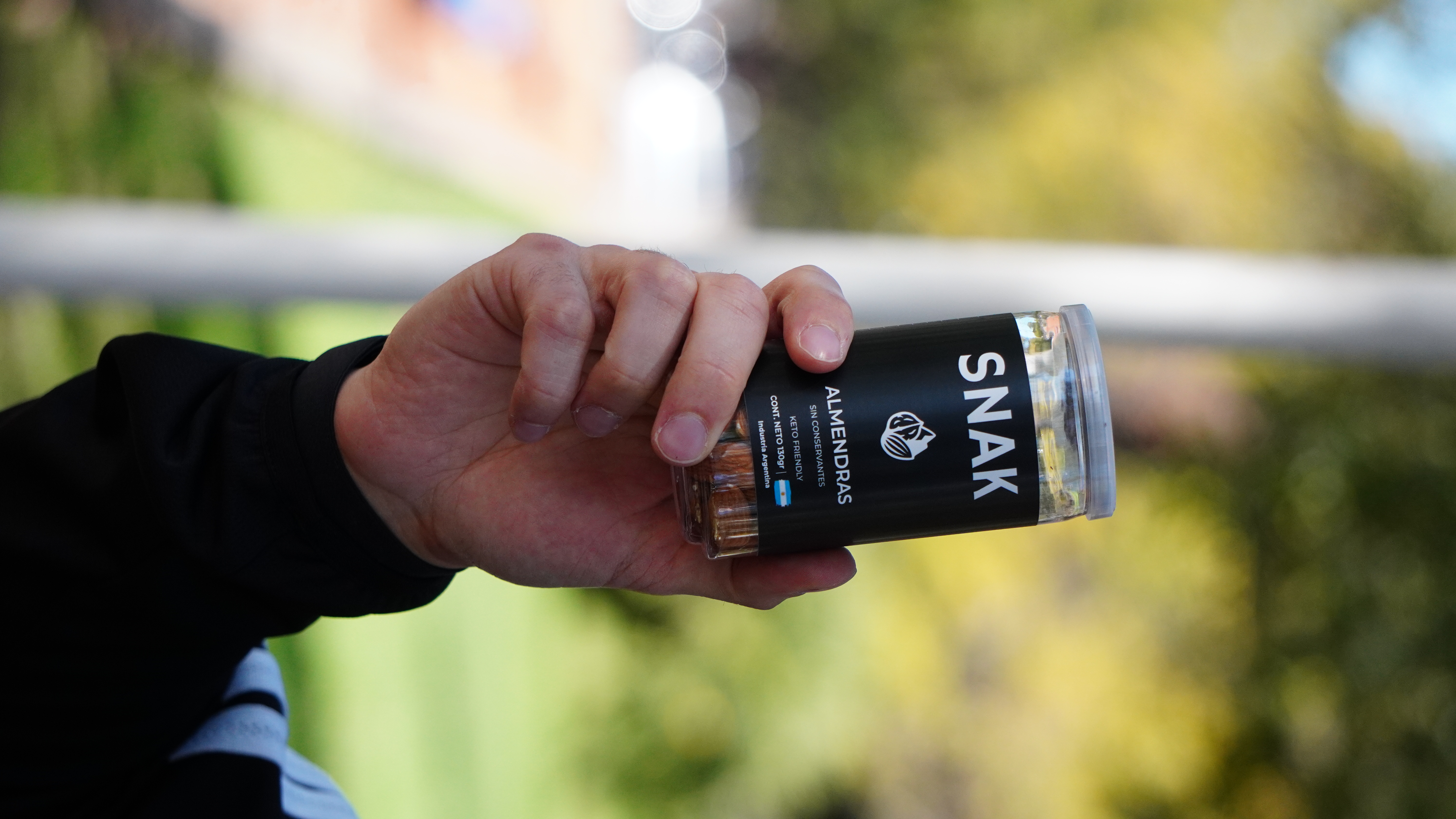 Persona disfrutando un SNAK